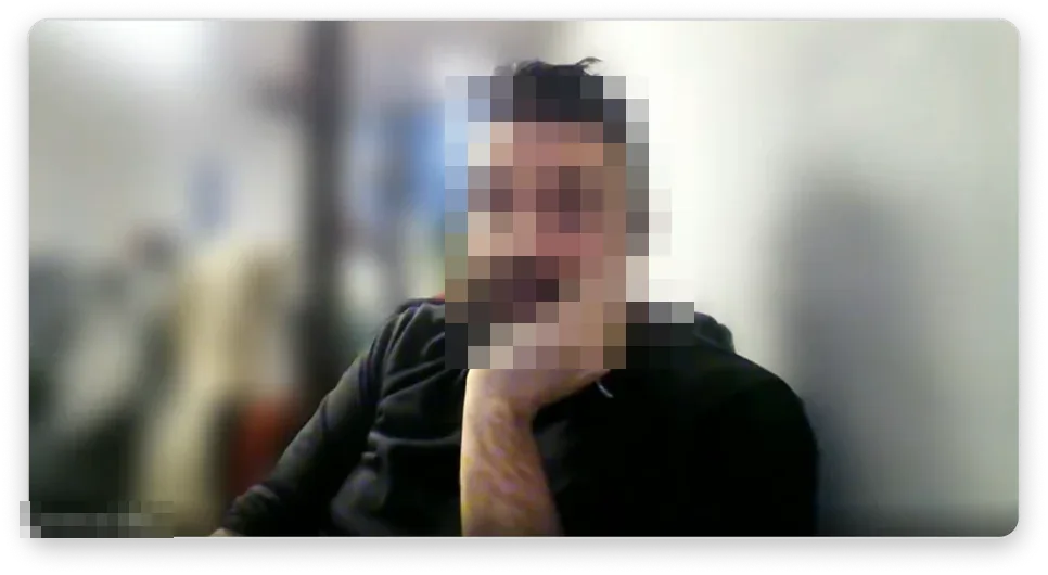 Schermata di una call con un cliente che ascolta.